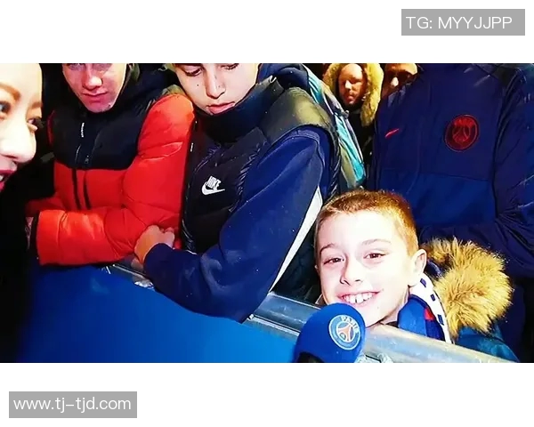 老太婆与足球明星的奇妙缘分与温情瞬间的感人故事