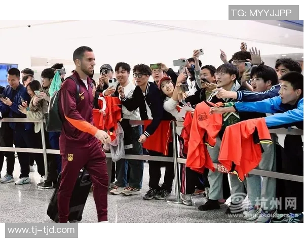 足球明星与路人亲密互动瞬间捕捉展现球迷热情与偶像魅力的完美结合 足球明星与路人亲密互动瞬间捕捉展现球迷热情与偶像魅力的完美结合