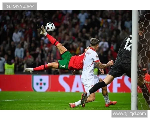 球迷冲进赛场抢C罗球衣引发欧冠奇葩事件震惊全场