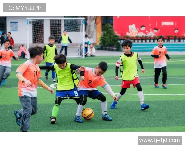 好几个孩子的足球明星如何在绿茵场上追逐梦想与荣耀